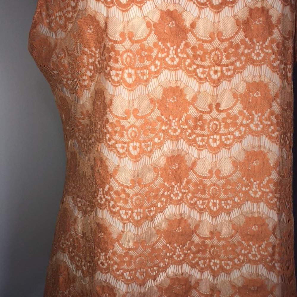 Large Banana Republic Lace Sleeveless Top lined sweet peach color over cream - Picture 2 of 7